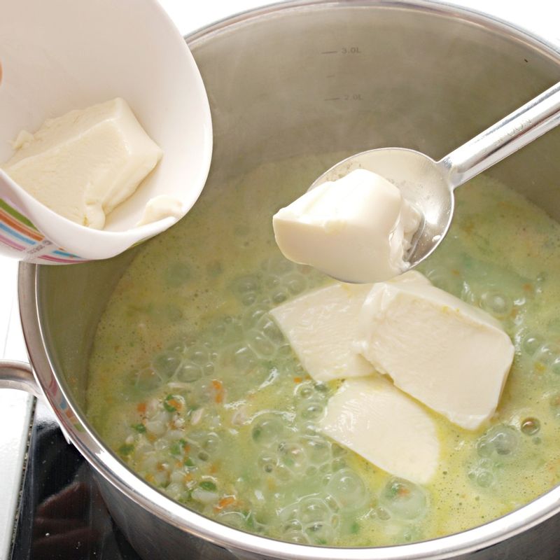 끓기 시작하면 연두부를 넣고 약한 불로 줄인 뒤 밥알이 퍼지고 다른 재료가 충분히 익을 때까지 저어 가며 끓이다가 완성되면 불을 끄세요.