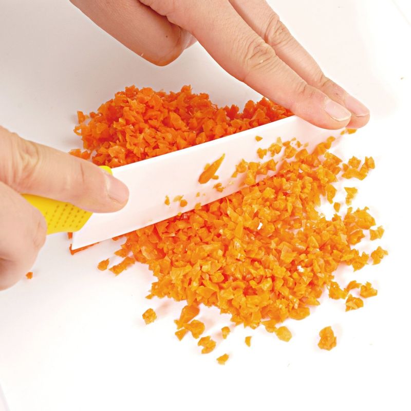 당근은 쪄서 잘게 다지세요.