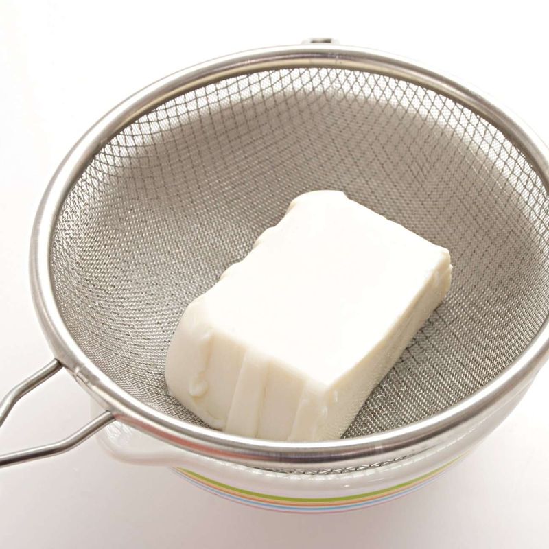 연두부는 체에 밭쳐서 물기를 빼주세요.