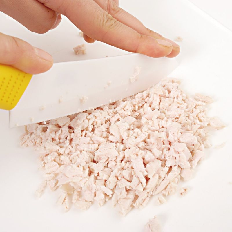 지방과 힘줄을 제거한 닭고기를 삶아서 한김 식히고 잘게 다지세요.