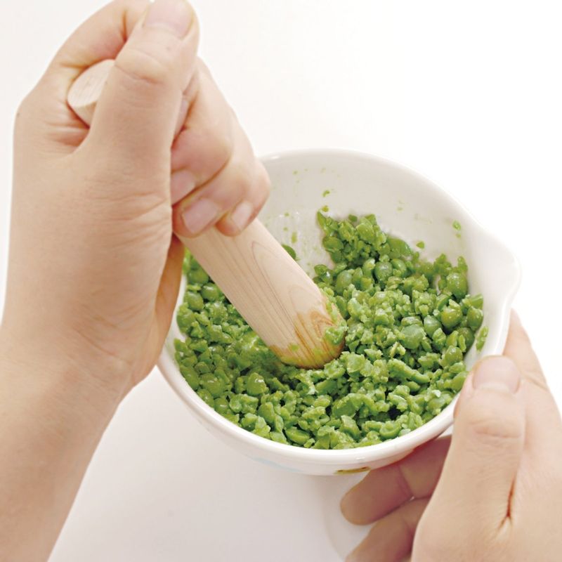 완두콩은 껍질을 벗기고 삶아서 으깨세요.