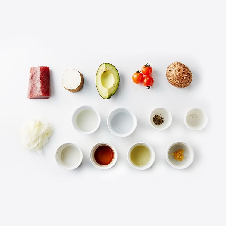 참치아보카도 샐러드을 위한 재료 이미지로 참치,마,아보카도,방울토마토,표고버섯 등으로 구성 되어있습니다.