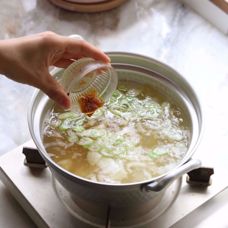 감자가 익으면 국물양념 재료와 양파, 대파를 넣고 마지막에 달걀물을 냄비 가장자리에 둘러가며 부은 후 불을 꺼주세요.