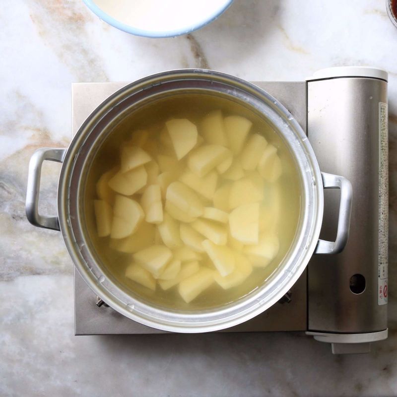 냄비에 다시마멸치육수와 감자를 넣어 8~10분 정도 끓여주세요.
(감자 두께에 따라 시간을 가감해주세요.)