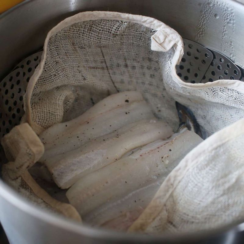 밑간한 장어를 김 오른 찜통에서 7~10분간 쪄주세요.