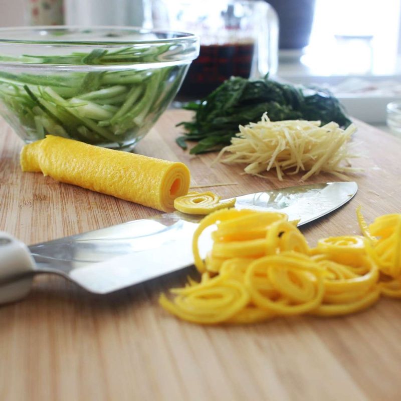 달걀은 잘 풀어 식용유를 두른 팬에 붓고 약한 불에서 지단을 부친 후 얇게 썰어주세요. 깻잎, 생강은 얇게 채 썰어주세요.