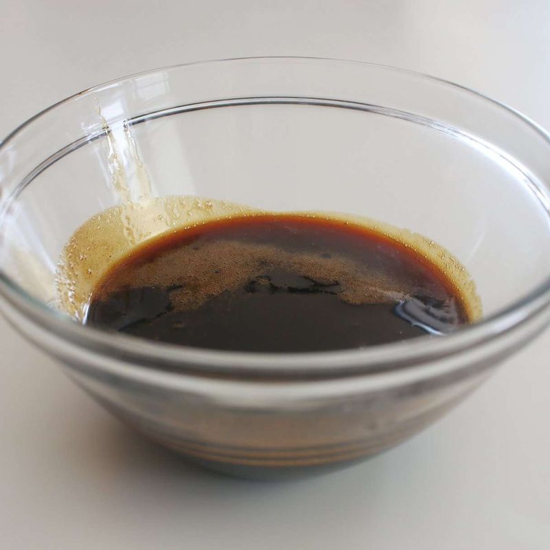 냄비에 데리야키 소스 재료를 넣고 8분간 끓인 후 체에 걸러주세요.