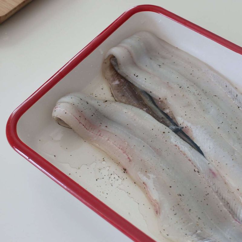 장어는 키친타월로 물기를 제거하고 밑간에 30분간 재워주세요.