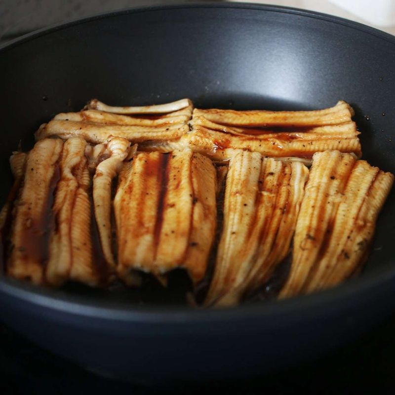 달군 팬에 장어를 올리고 데리야키 소스를 발라가며 구워주세요. 윤기나게 조려지면 2cm 폭으로 먹기 좋게 썰어주세요.