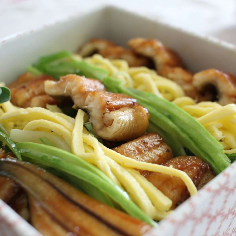 지단, 생강, 오이, 장어, 무순을 골고루 올려 마무리해주세요.