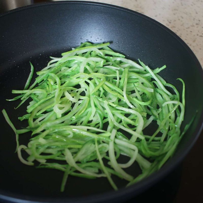 오이는 돌려깎기한 뒤 채 썰어 소금을 뿌려두었다가 키친타월로 물기를 제거한 후 센불에서 1분간 볶아주세요.