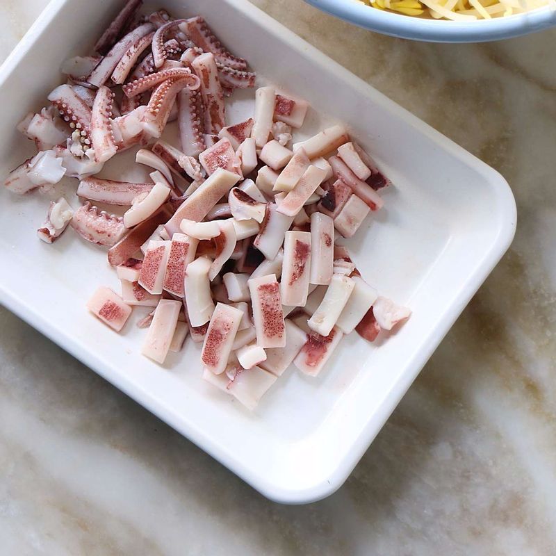 오징어는 내장을 제거하고 깨끗이 씻어 주세요.
냄비에 멸치다시마 육수를 넣고, 끓어오르면 오징어를 넣어 삶은 후 먹기 좋게 잘라주세요.