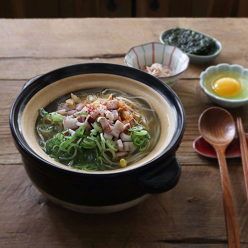 기호에 따라 새우젓을 가감해서 간을 맞춰주세요. 콩나물국밥을 뚝배기에 끓여 따뜻하게 드셔도 맛있답니다.