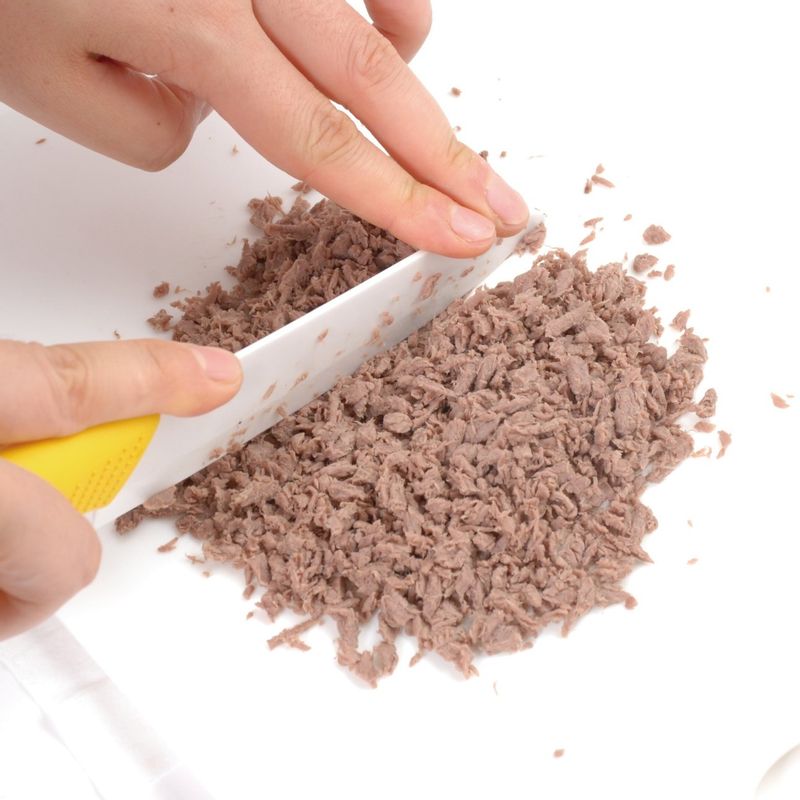 핏물을 뺀 쇠고기를 삶아서 한김 식히고 잘게 다지세요.