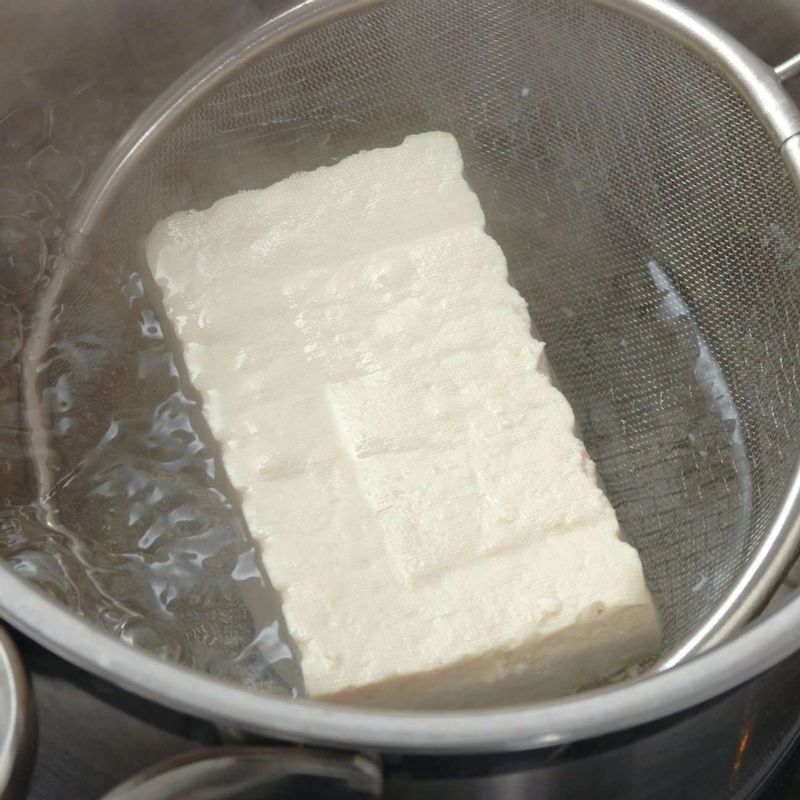 두부는 뜨거운 물에 데쳐 물기를 짠 뒤 으깨세요.