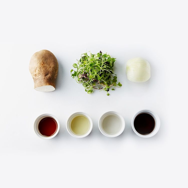 연두부와 마구이샐러드을 위한 재료 이미지로 마,새싹채소,양파,포도씨유 등으로 구성 되어있습니다.