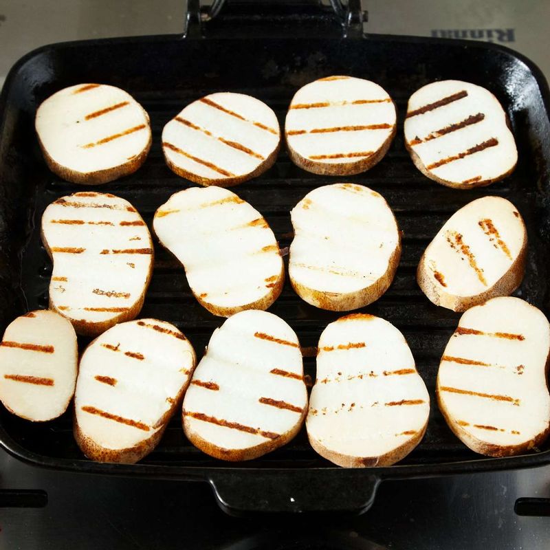 타지 않으면서 노릇하게 앞뒤로 살짝 구워주세요.