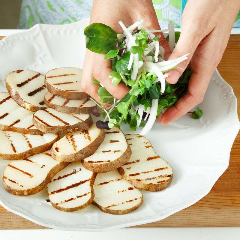 그릇에 마와 새싹 채소, 양파를 담고 매실청 드레싱을 고루 끼얹어 마무리하세요. 
(연두부를 곁들이면 더욱 담백하게 즐길 수 있어요.)