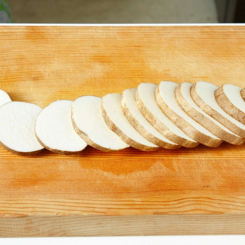 마는 껍질째 흙이 남지 않도록 깨끗이 씻은 뒤 0.5cm 두께로 썰어주세요.