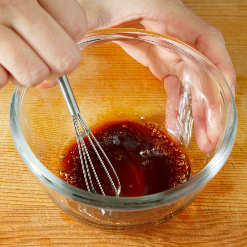 드레싱 재료를 한데 섞어 매실청 드레싱을 만들어주세요.