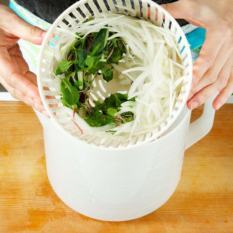 새싹 채소와 양파의 물기를 털고 함께 고루 섞어주세요.