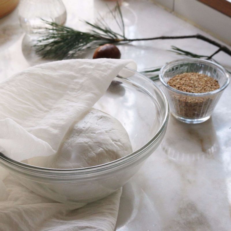 볼에 멥쌀가루와 소금을 넣고 섞은 후 체에 한 번 걸러주세요. 가루에 뜨거운 물을 조금씩 넣어가며 섞어 반죽해주세요.
반죽이 갈라지지 않도록 잘 치댄 후 반죽이 마르지 않도록 젖은 면보를 덮어 주세요.
(멥쌀가루의 수분 양에 따라 물 양을 가감해 주세요)