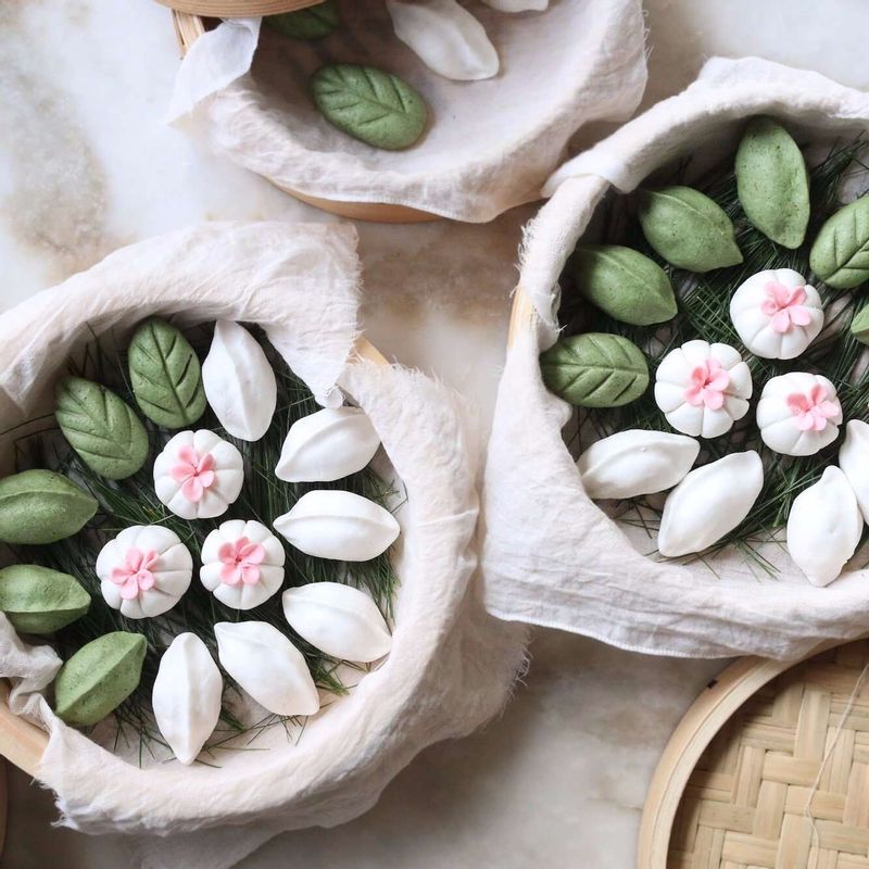 김이 오른 찜기에 젖은 면보를 깐 후, 솔잎을 올리고 송편이 서로 붙지 않게 올려주세요. 뚜껑을 덮고 15~20분 정도 쪄주세요.