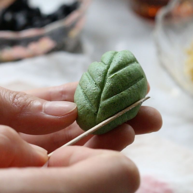 나뭇잎모양의 송편은 쑥가루로 색을 낸 반죽에 소를 넣고 반죽을 굴린 후, 나무꼬치로 눌러가며 나뭇잎모양으로 만들어주세요.