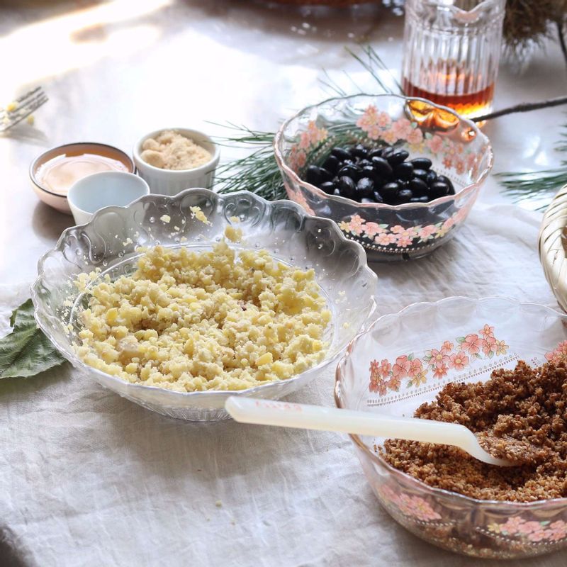 볼에 삶은 밤을 넣고 으깬 후 밤소 재료를 넣어 섞고, 또 다른 볼에 깨소 재료를 넣어 섞어주세요.
콩소는 3시간 이상 불린 콩을 냄비에 넣고 설탕 1큰술, 소금 1/4작은술을 넣고 15분 정도 삶아주세요.