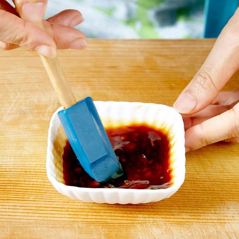 분량의 재료를 모두 넣어 고루 섞어 양념장을 만들어주세요.