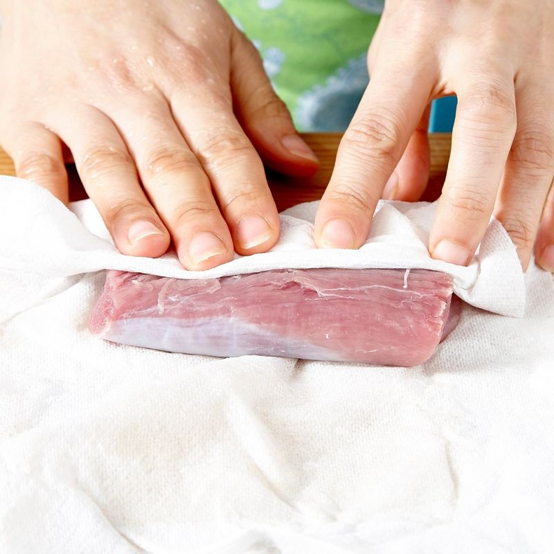 돼지고기를 종이타월에 감싸 핏물을 뺀 후 1cm 두께가 되도록 반으로 저밀어주세요.