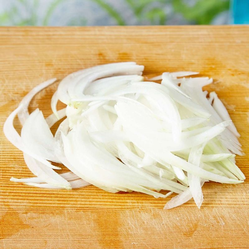 양파는 곱게 채 썰어 찬물에 담가 아린 맛을 빼준 후 물기를 제거해주세요.