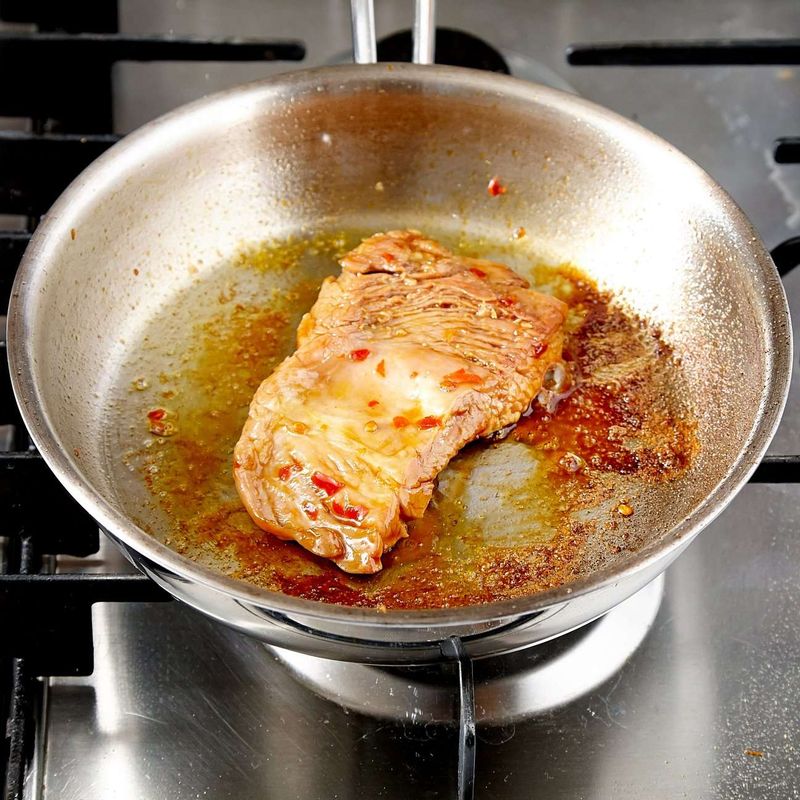 팬에 물을 두르고 돼지고기를 올려 뚜껑을 덮고 앞뒤로 노릇하게 구워주세요.
윤기가 흐르고 양념이 거의 조려지면 불을 꺼주세요.