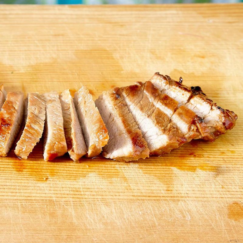 돼지고기를 먹기 좋은 크기로 썰어 접시에 담고 한쪽에 사과채와 양파채를 곁들여 내어 마무리해주세요.