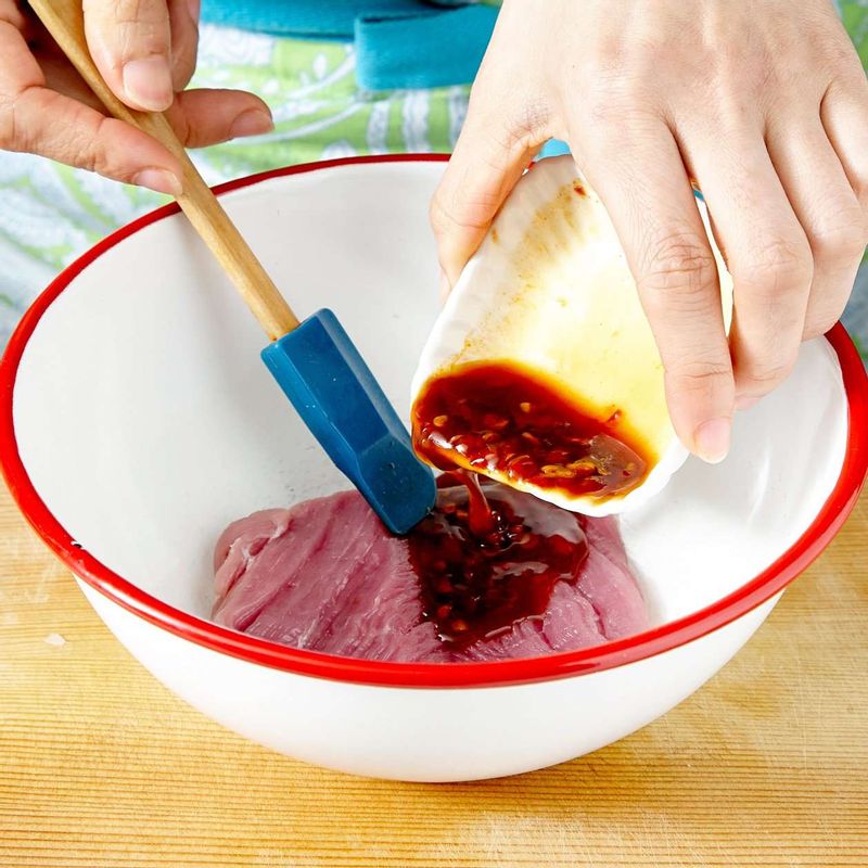 돼지고기에 양념장을 넣어 버무리고 20분간 재워주세요.