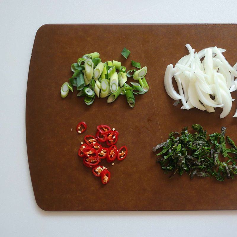 양파는 굵게 채 썰고 깻잎은 돌돌 말아 얇게 썰어주세요. 대파, 홍고추는 어슷하게 썰어주세요. 콩나물은 깨끗이 씻어 끓는 물에 살짝 데치고 양념 재료는 잘 섞어 준비해주세요.