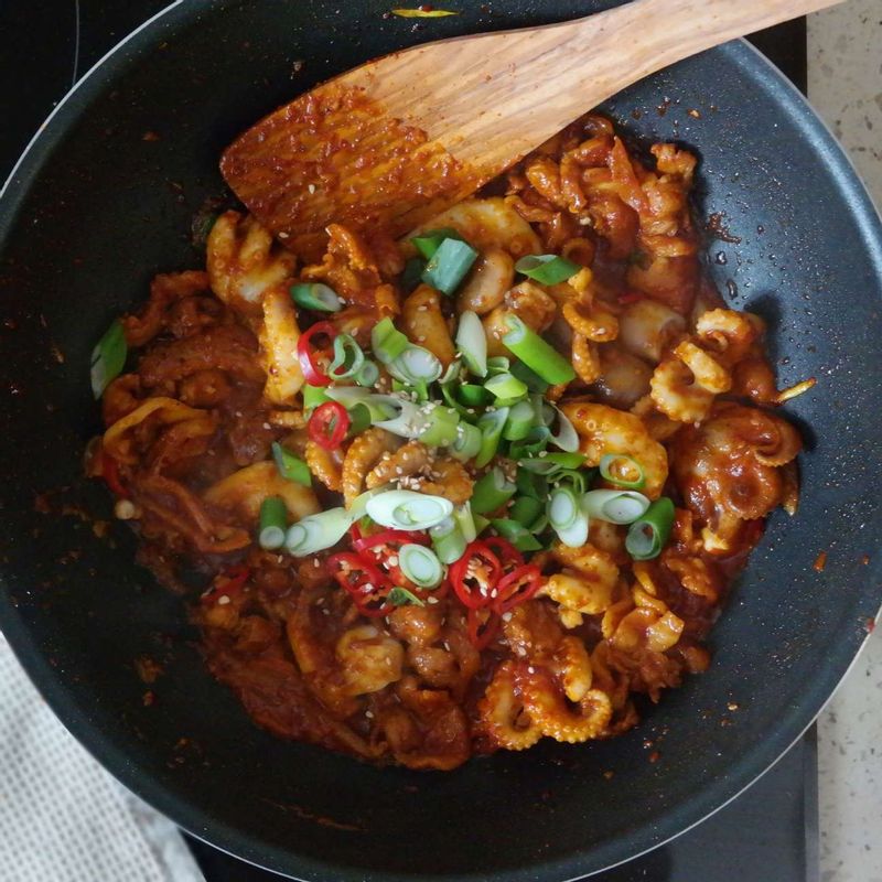 삼겹살이 거의 익으면 주꾸미와 대파, 홍고추를 넣고 살짝 익혀주세요.