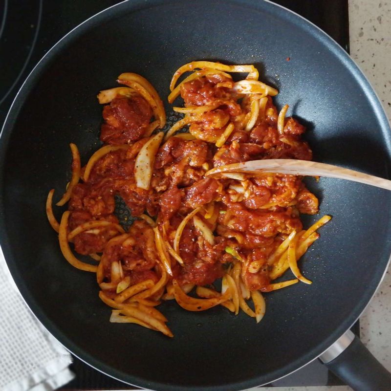 달군 팬에 식용유를 두르고 양념한 삼겹살과 양파를 먼저 볶아주세요.