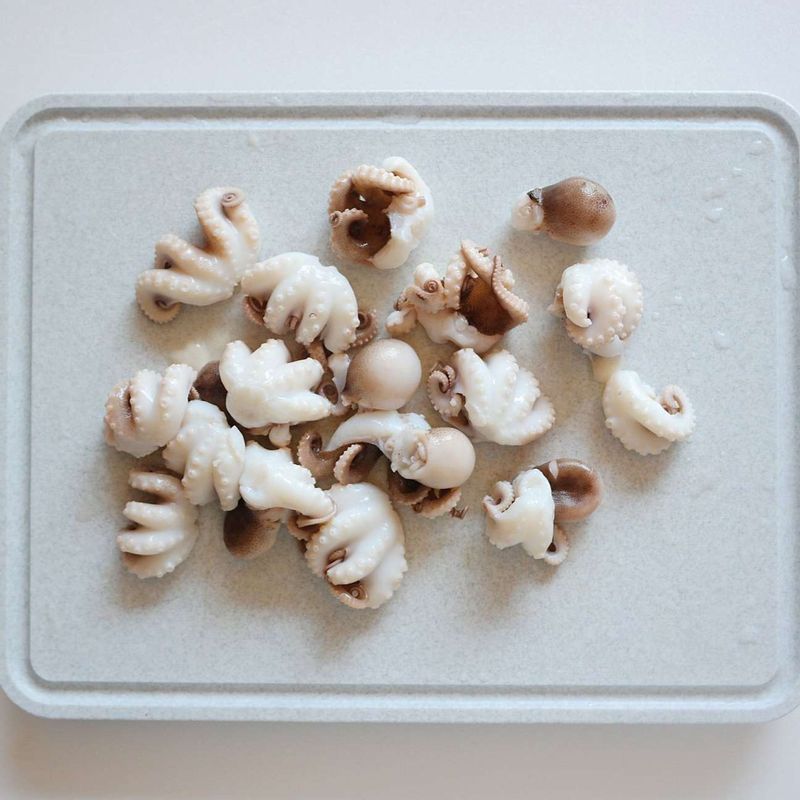 데친 주꾸미를 먹기 좋은 크기로 잘라 나머지 양념에 재워주세요.