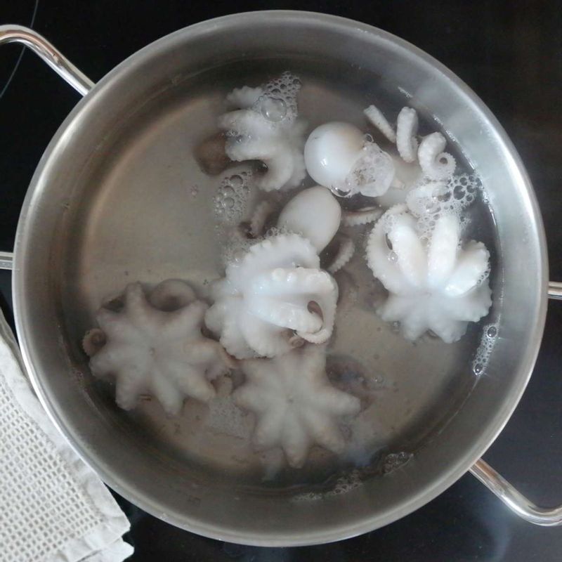 삼겹살을 먹기 좋은 크기로 잘라 양파와 함께 절반 분량의 양념에 재워주세요. 끓는 물에 청주와 소금을 넣고 손질한 주꾸미를 1분간 데쳐주세요.