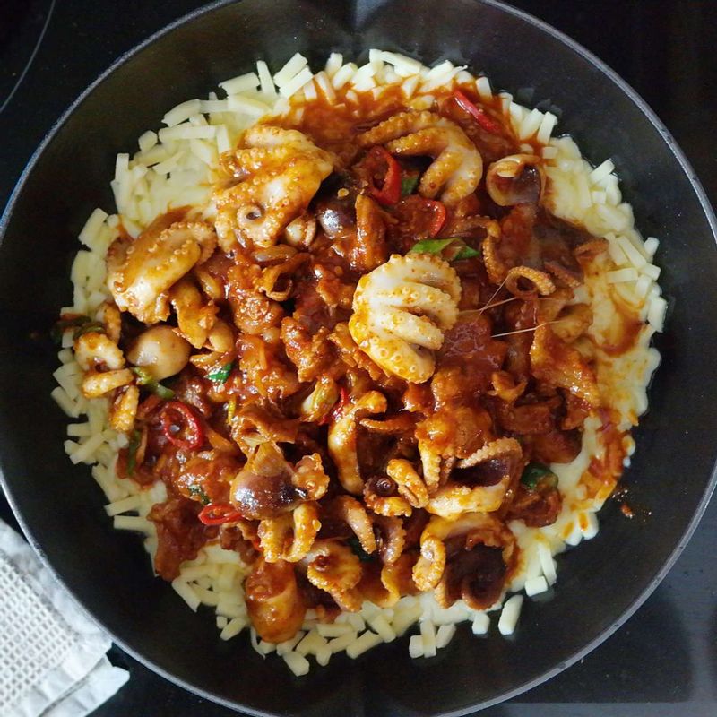 새로 달군 팬에 피자치즈를 깔고 STEP5와 데친콩나물을 얹어주세요. 바닥의 치즈가 녹으면 참기름, 깨소금, 깻잎을 뿌려주세요.