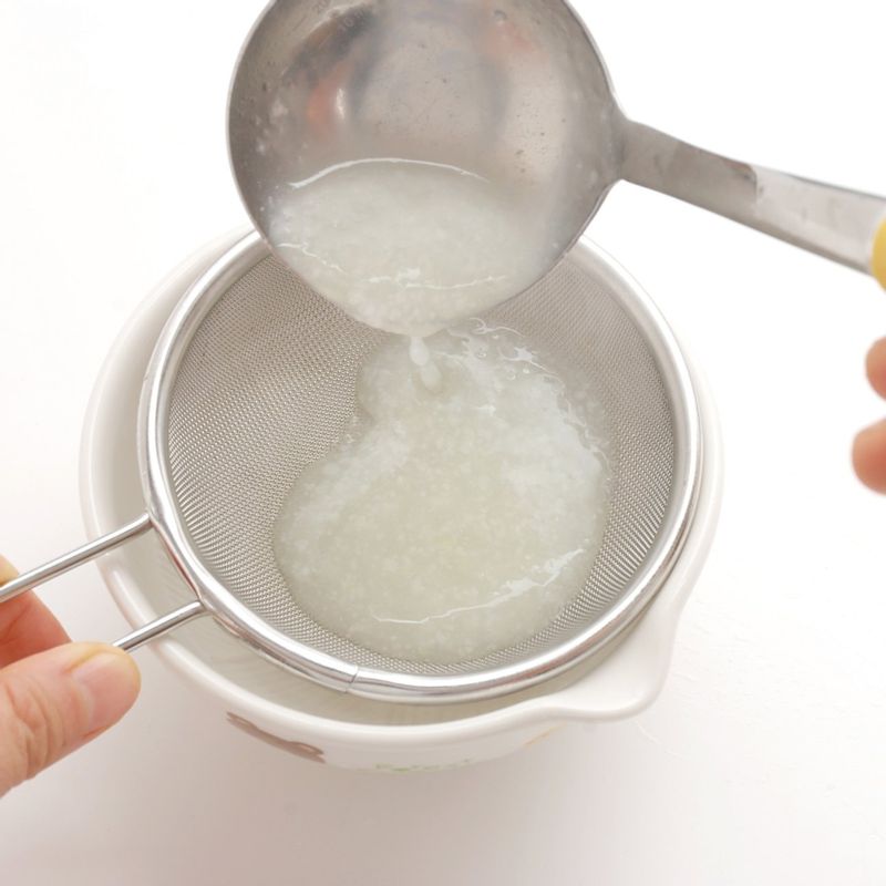 알맞게 식으면 체에 내리고 한 끼 먹을 분량씩 담아서 바로 냉장보관하세요.