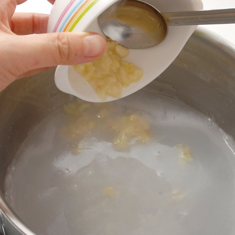 센 불에서 저어 가며 끓이다가 끓기 시작하면 STEP1을 넣고 약한 불로 줄인 뒤 잘 저으세요.