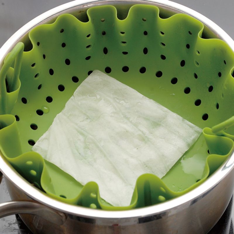 양배추는 잎 부분만 쪄서 한김 식히세요.