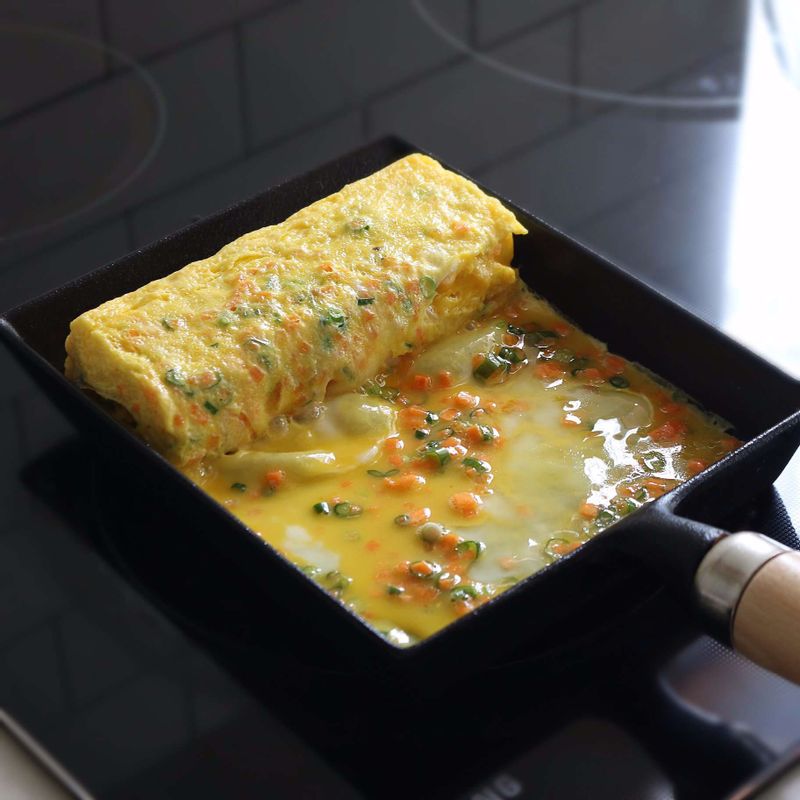 말아진 달걀을 팬 위쪽으로 밀어놓고, 달걀물을 다시 부어 3회 정도 같은 방법으로 반복해서 달걀을 말아주세요.