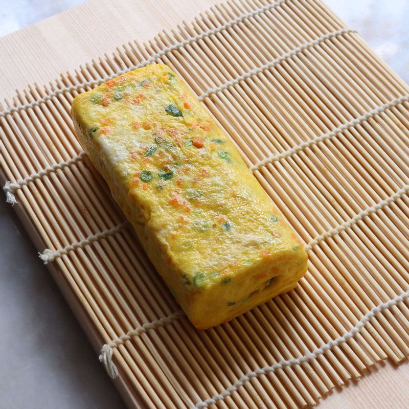 달걀말이를 먹기좋은 크기로 잘라주세요.
(따뜻할 때 김발에 싸서 모양을 잡고 썰어주셔도 좋답니다.)