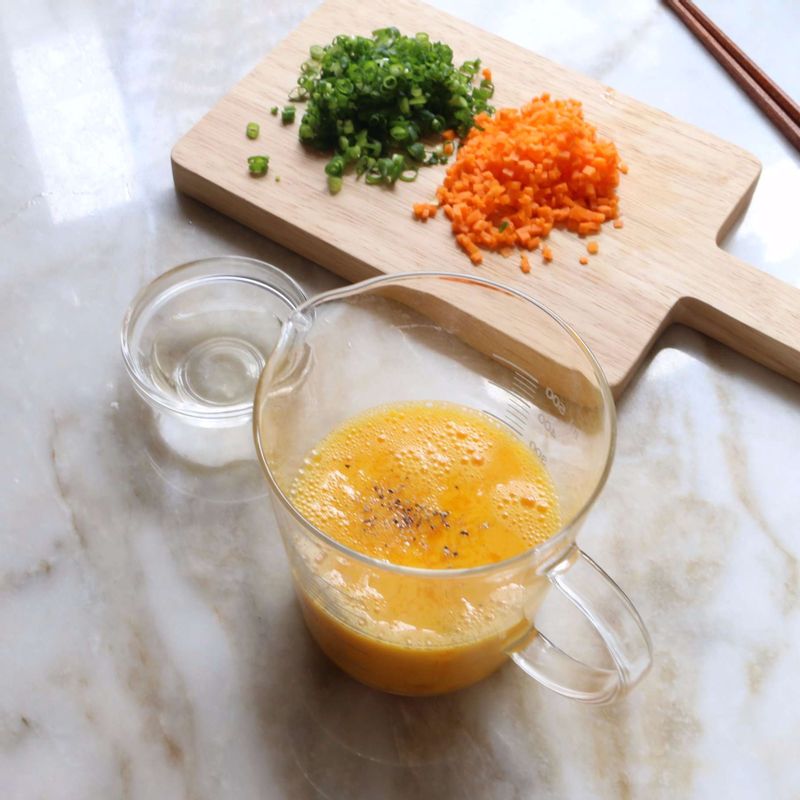 당근과 실파는 잘게 자르고, 볼에 달걀을 넣고 젓가락으로 저어 푼 후 야채와 달걀물 재료를 넣고 섞어주세요.