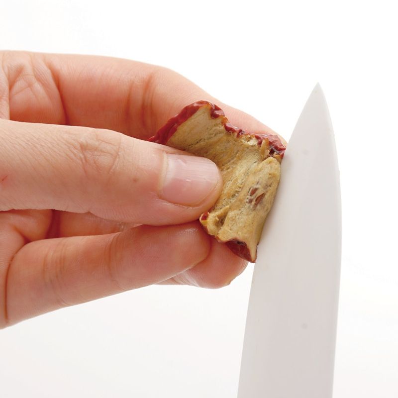 마른 대추는 물에 불린 뒤 돌려깎기로 씨앗을 발라내세요.