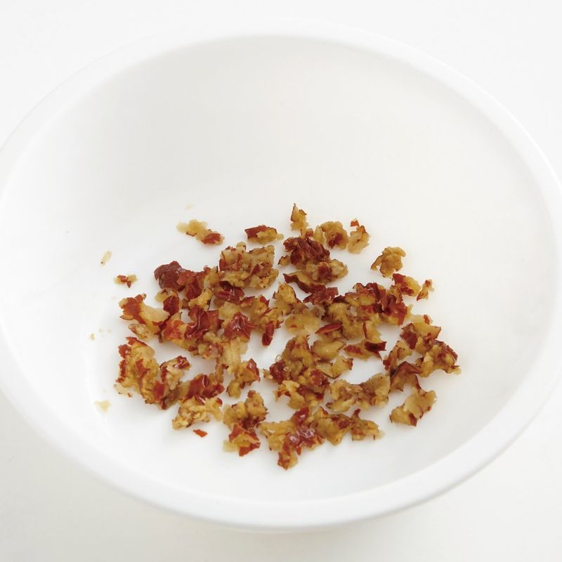 대추 과육을 물에 푹 삶은 다음 건져서 믹서에 곱게 갈아 주세요.