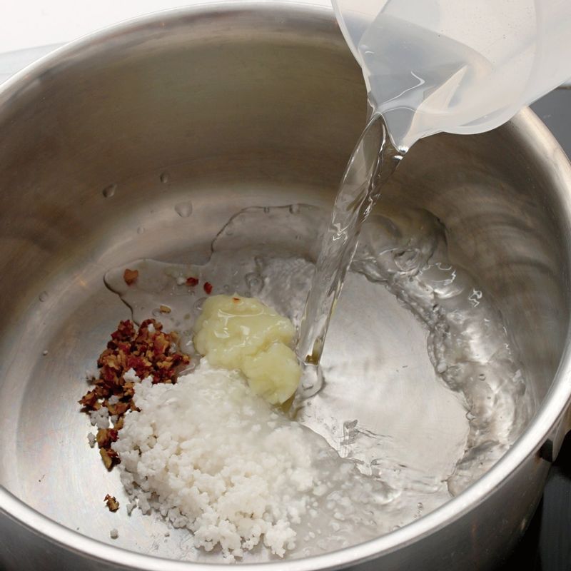 STEP4와 으깬 고구마, 곱게 간 대추 과육에 물(육수)을 붓고 센 불에서 저어 가며 끓이세요.